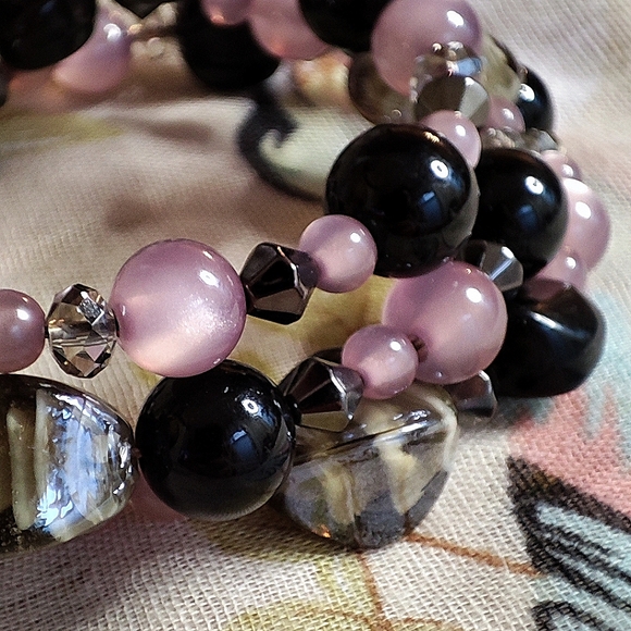 Grey Glass Moonglow Pink Lavender Crystal Beaded Vintage Memory Wire Bracelet - Picture 7 of 7
